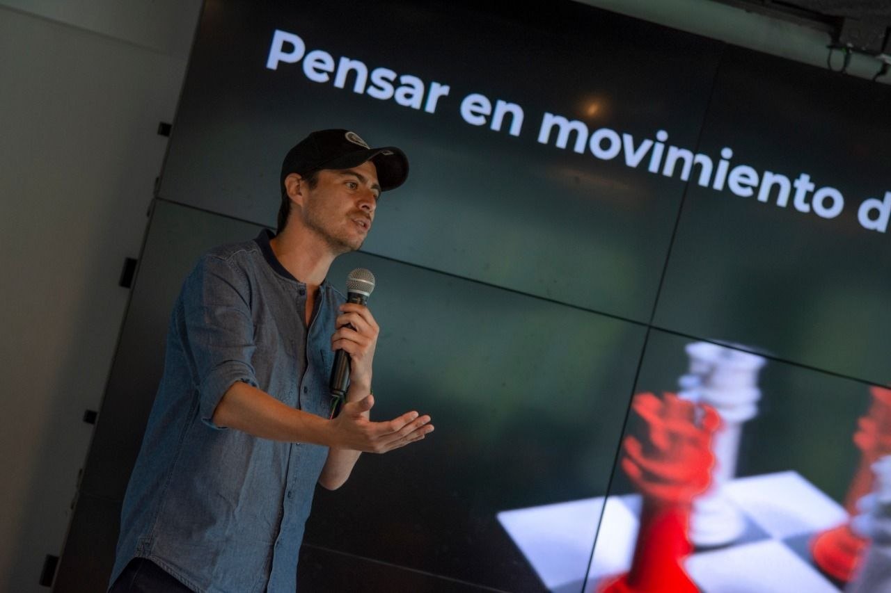 Sebastián em cena de pensamento e movimento
