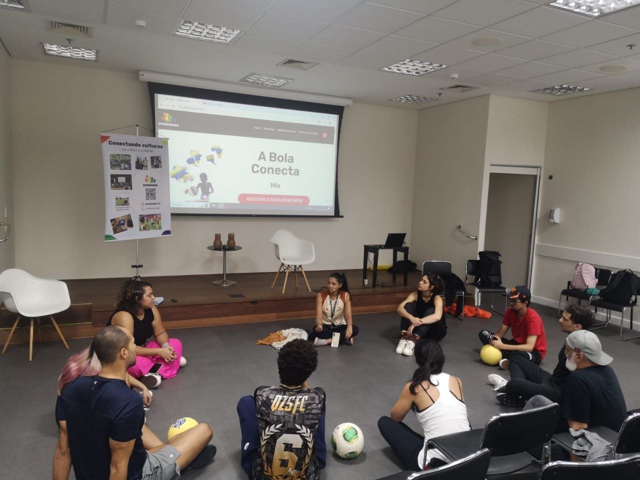 Roda de participantes em atividade de A Bola Conecta