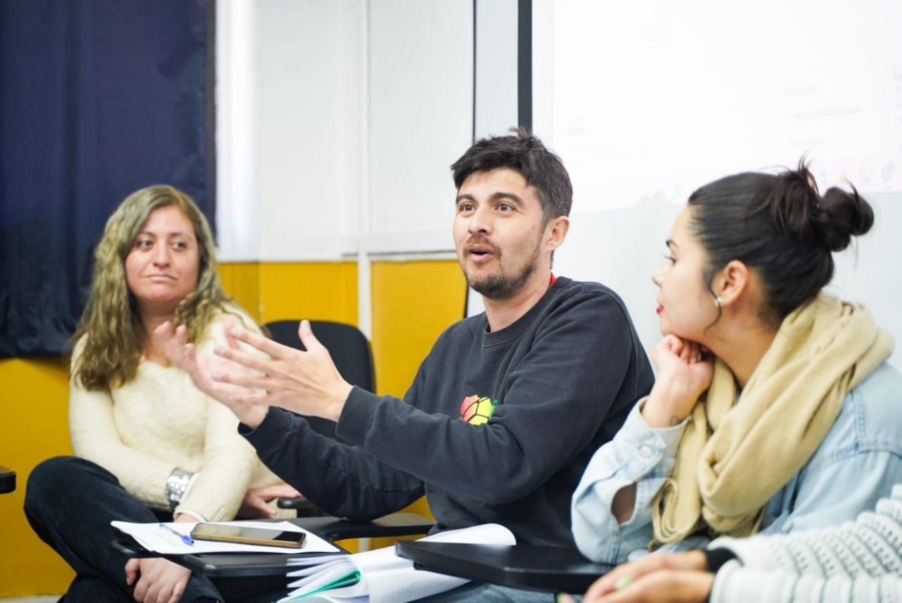 Roda de diálogo com gesto expressivo em oficina