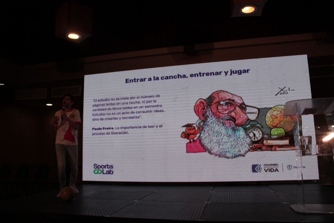 Palco com referência a Paulo Freire e bola